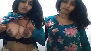 Desi Girl Shows Boobs And Fingering | Viral MMS Desi