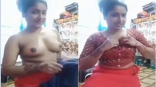 Sexy Desi Girl Shows Boobs | Viral MMS Desi