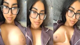 Sexy Desi Girl Shows Boobs | Viral MMS Desi