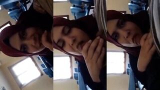 Sexy Hijabi Gf Sucking After Class | Viral MMS Desi